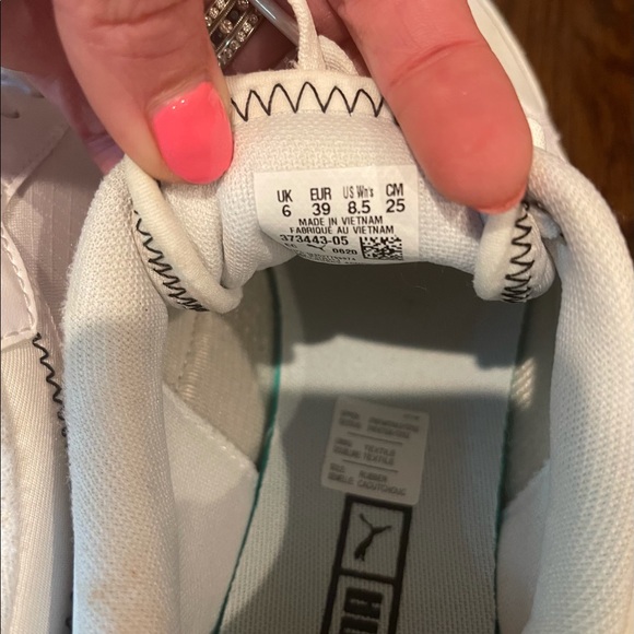 NEW Women’s Puma Sneakers - Picture 4 of 4